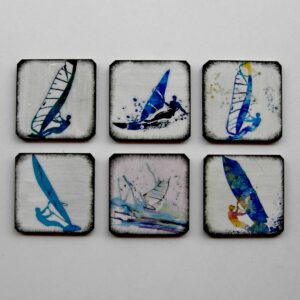 Σετ 6 ξύλινα σουβέρ μέσα στα κύματα για τους fans του windsurf!