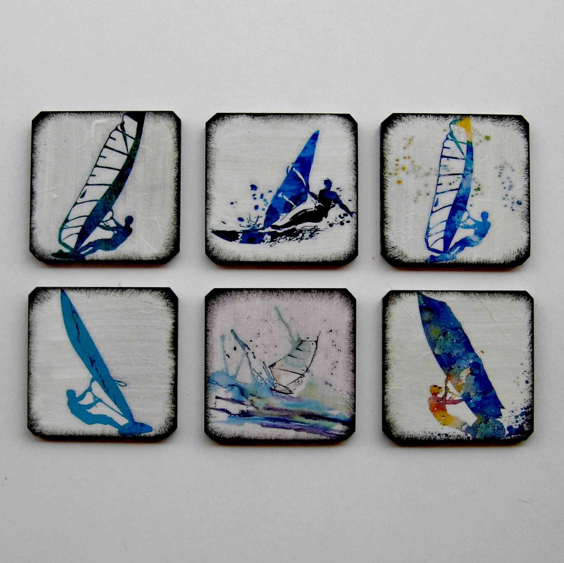 Σετ 6 ξύλινα σουβέρ μέσα στα κύματα για τους fans του windsurf!