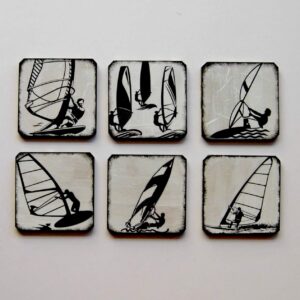 Σετ 6 ξύλινα σουβέρ μέσα στα κύματα για τους fans του windsurf!