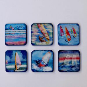 Σετ 6 ξύλινα σουβέρ μέσα στα κύματα για τους fans του windsurf!