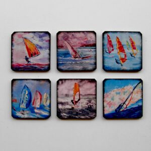 Σετ 6 ξύλινα σουβέρ μέσα στα κύματα για τους fans του windsurf!