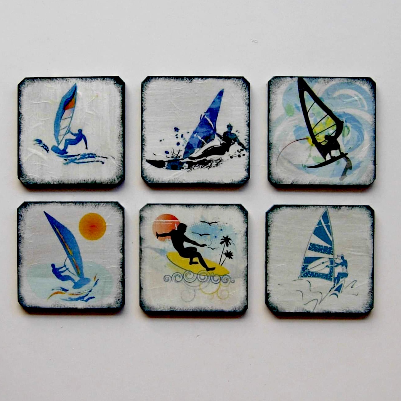 Σετ 6 ξύλινα σουβέρ μέσα στα κύματα για τους fans του windsurf!