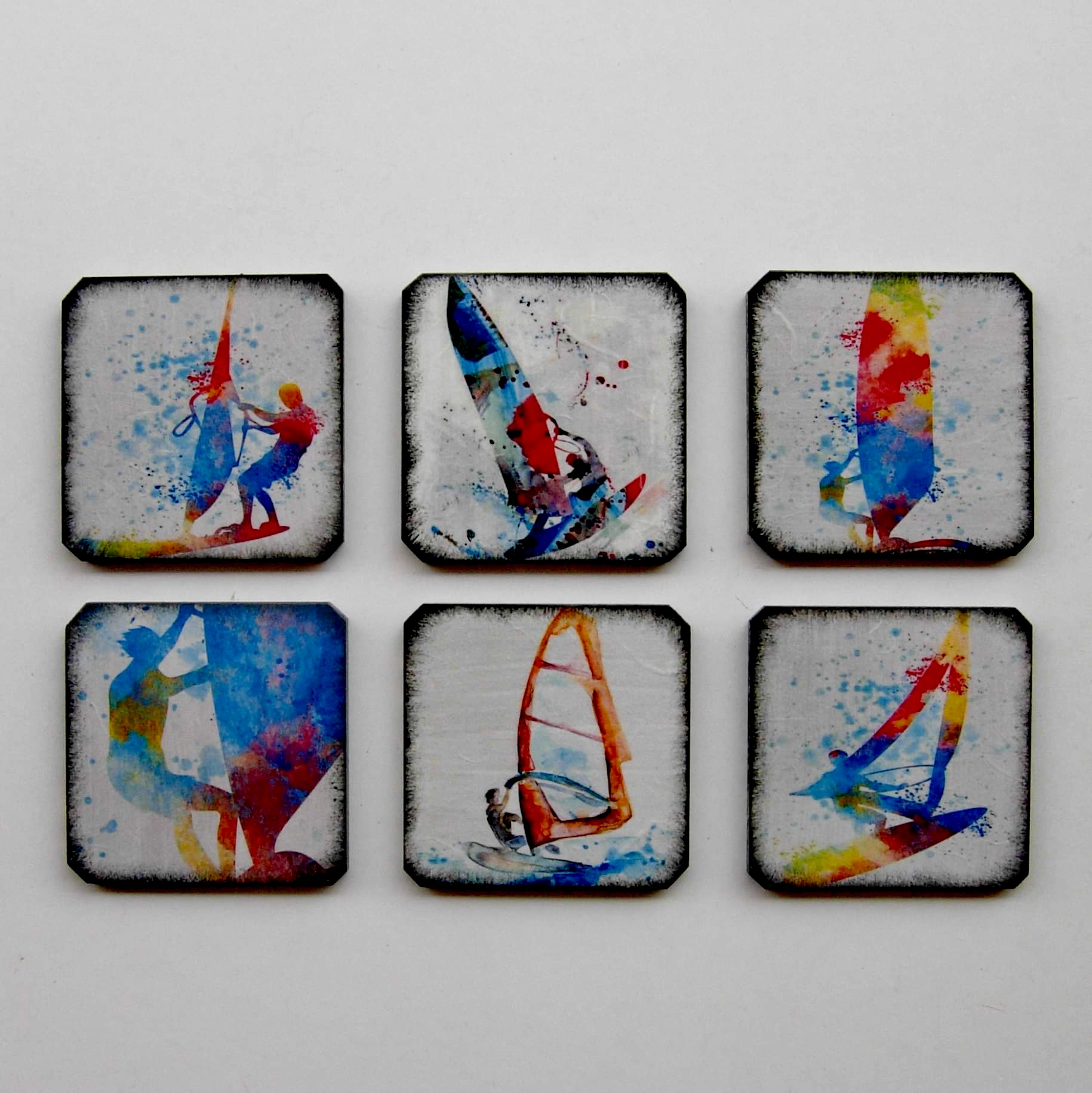 Σετ 6 ξύλινα σουβέρ μέσα στα κύματα για τους fans του windsurf!