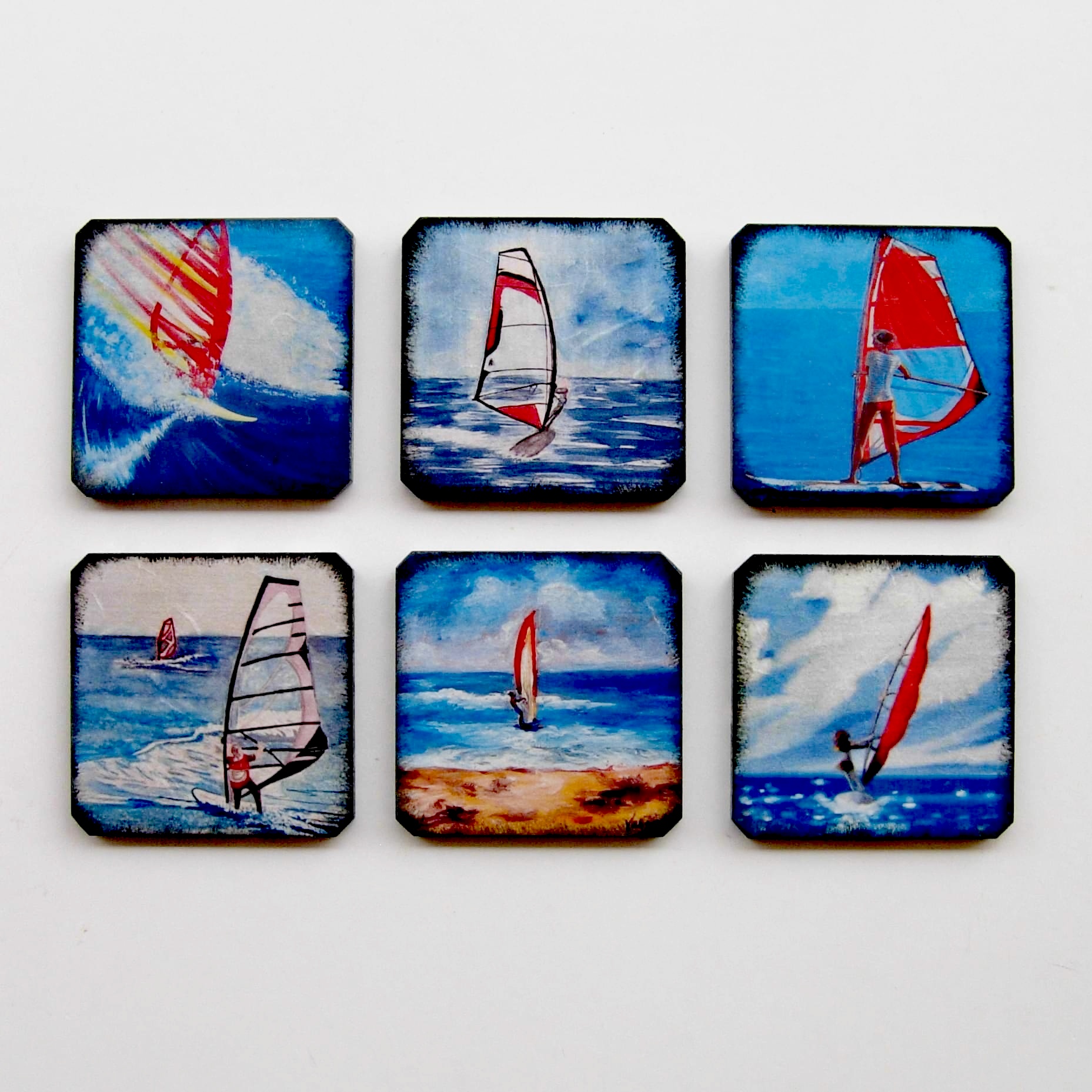 Σετ 6 ξύλινα σουβέρ μέσα στα κύματα για τους fans του windsurf!