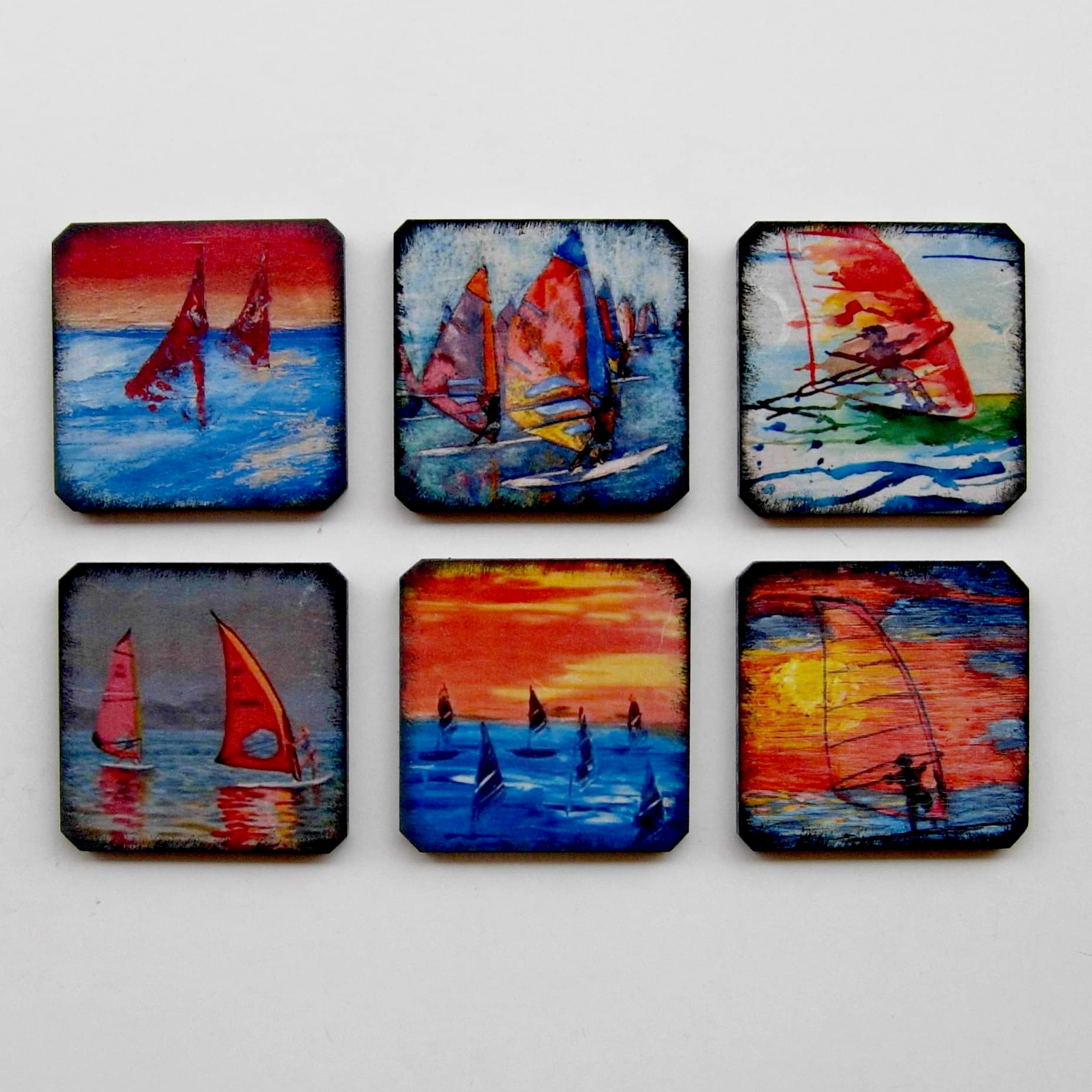 Σετ 6 ξύλινα σουβέρ μέσα στα κύματα για τους fans του windsurf!