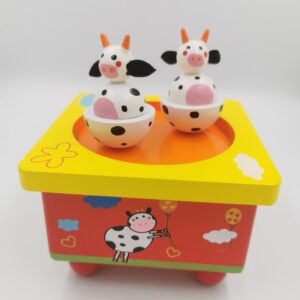 Αγελαδίτσες χορεύουν πάνω σε ένα μουσικό κουτί!