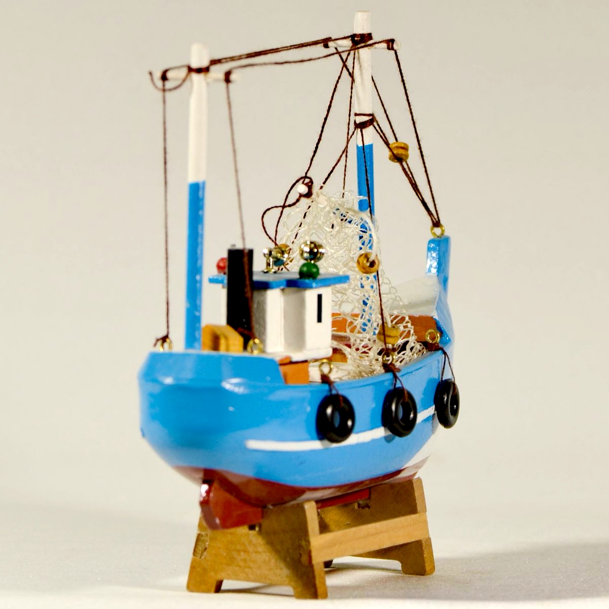 Ένα γαλάζιο καΐκι έτοιμο ν' ανοίξει πανιά! Βάρκα δώρο θαλασσινό!