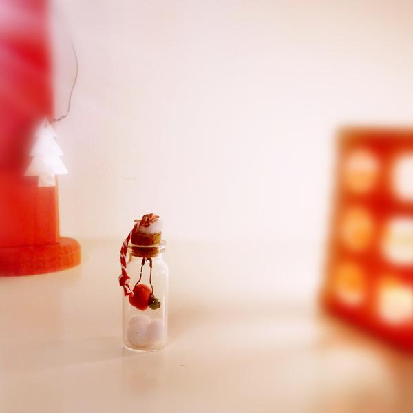 Μπουκαλάκι γυάλινο στολίδι κρεμαστό με κουδουνάκι και πον πον!