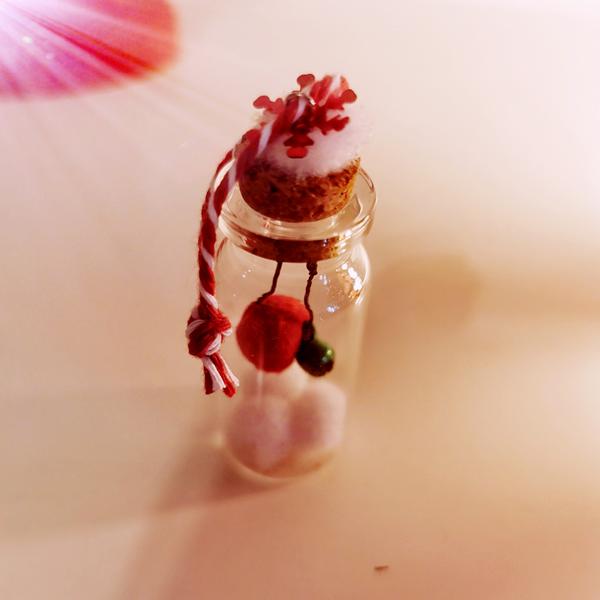 Μπουκαλάκι γυάλινο στολίδι κρεμαστό με κουδουνάκι και πον πον!