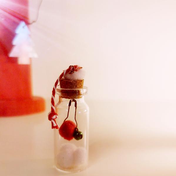 Μπουκαλάκι γυάλινο στολίδι κρεμαστό με κουδουνάκι και πον πον!