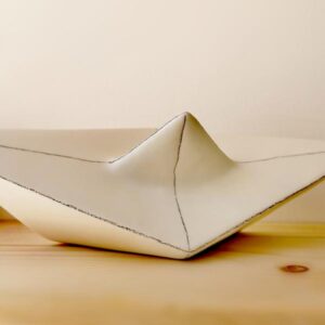 Ένα επιτραπέζιο καράβι μοιάζει με χάρτινο, αλλά είναι κεραμικό!