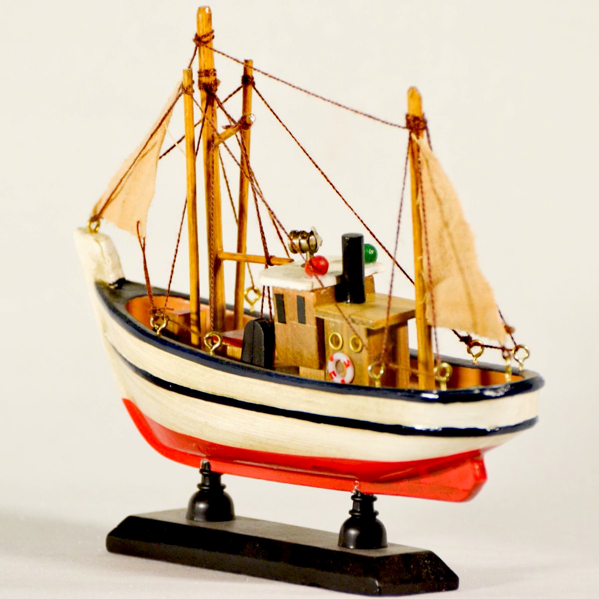 Ένα ξύλινο καΐκι, βάρκα χειροποίητη ετοιμάζεται να βγει στ' ανοιχτά!