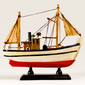 Ένα ξύλινο καΐκι, βάρκα χειροποίητη ετοιμάζεται να βγει στ' ανοιχτά!