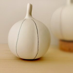 Κολοκύθα κεραμική λευκή με γραμμές μολυβένιες, ένα δώρο γούρι!