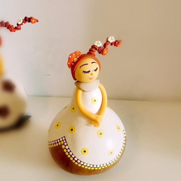 Κούκλα νεροκολοκύθα παχουλή κι όμορφη, μια κούκλα με κοτσίδα!