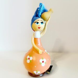 Μια κούκλα νεροκολοκύθα με υφασμάτινο τσεμπέρι και στάμνα!