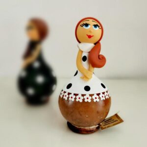 Κούκλα από νεροκολοκύθα κομψή κι όμορφη σε γήινα χρώματα!