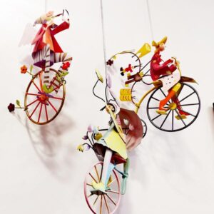 Κορίτσι μεταλλικό με ομπρέλα και ποδήλατο κάνει όμορφη βόλτα!