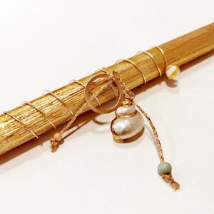 Λαμπάδα κοχύλι μπρελόκ! Λαμπάδα λαμπερή με χρυσές πινελιές!