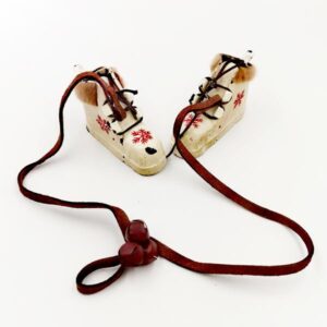 Λευκά μποτάκια κρεμαστά, στολίδια χιονισμένα! Στολίδι μεταλλικό!