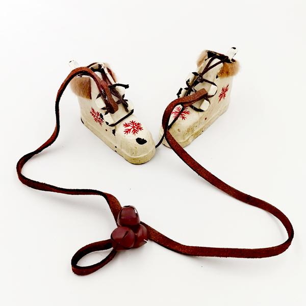 Λευκά μποτάκια κρεμαστά, στολίδια χιονισμένα! Στολίδι μεταλλικό!