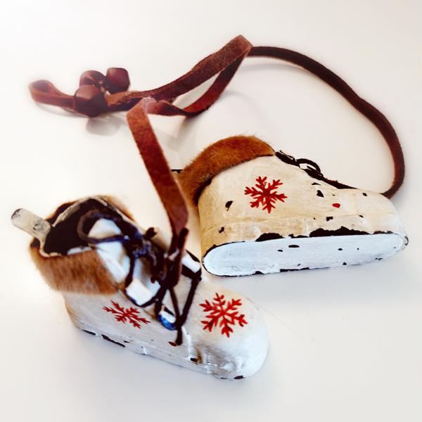 Λευκά μποτάκια κρεμαστά, στολίδια χιονισμένα! Στολίδι μεταλλικό!