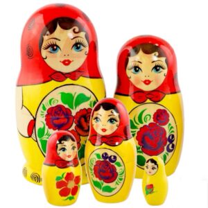 Μπαμπούσκα! Μια ξύλινη, παχουλή κίτρινη και όμορφη κουκλίτσα!