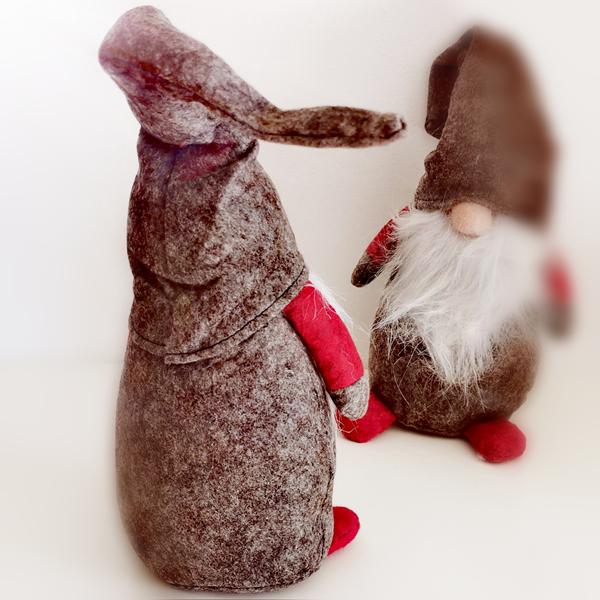 Νάνος ψηλός μάλλινος σουέτ στέκεται μπροστά σου! Χριστούγεννα!