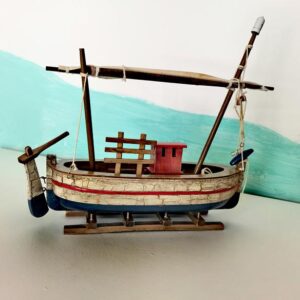 Βάρκα παλαιωμένη με πανί, ξύλινη και χειροποίητη σε ταξιδεύει!