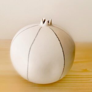 Γραμμές πάνω σε ρόδι λευκό κεραμικό! Ρόδι γούρι τέχνης κομψό!