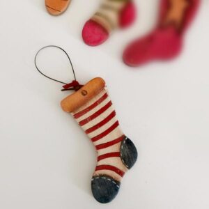 Ξύλινη κάλτσα στολίδι κρεμαστό με ρίγες ή αστέρια για να διαλέξεις!