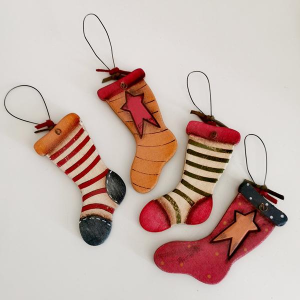 Ξύλινη κάλτσα στολίδι κρεμαστό με ρίγες ή αστέρια για να διαλέξεις!