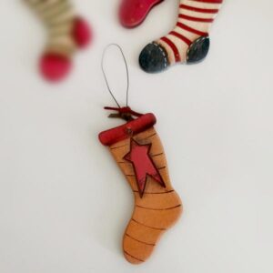 Ξύλινη κάλτσα στολίδι κρεμαστό με ρίγες ή αστέρια για να διαλέξεις!