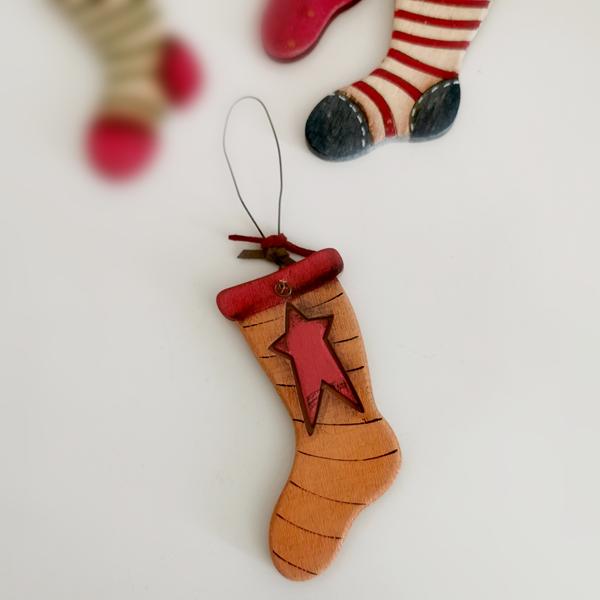Ξύλινη κάλτσα στολίδι κρεμαστό με ρίγες ή αστέρια για να διαλέξεις!