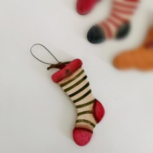 Ξύλινη κάλτσα στολίδι κρεμαστό με ρίγες ή αστέρια για να διαλέξεις!