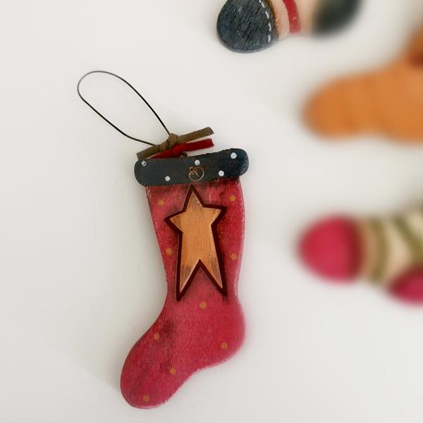 Ξύλινη κάλτσα στολίδι κρεμαστό με ρίγες ή αστέρια για να διαλέξεις!