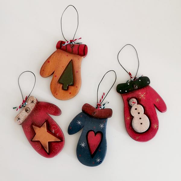 Ξύλινο γάντι στολίδι κρεμαστό σε 4 διαφορετικά σχέδια να διαλέξεις!
