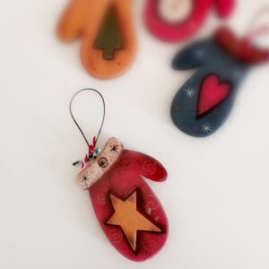 Ξύλινο γάντι στολίδι κρεμαστό σε 4 διαφορετικά σχέδια να διαλέξεις!