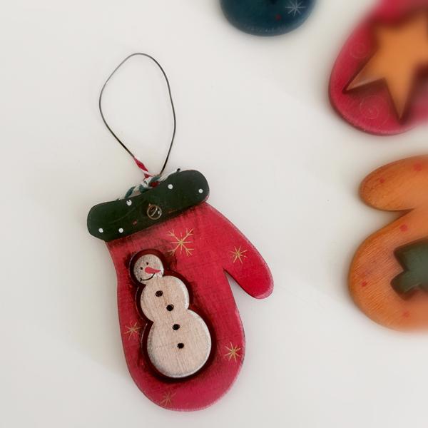 Ξύλινο γάντι στολίδι κρεμαστό σε 4 διαφορετικά σχέδια να διαλέξεις!